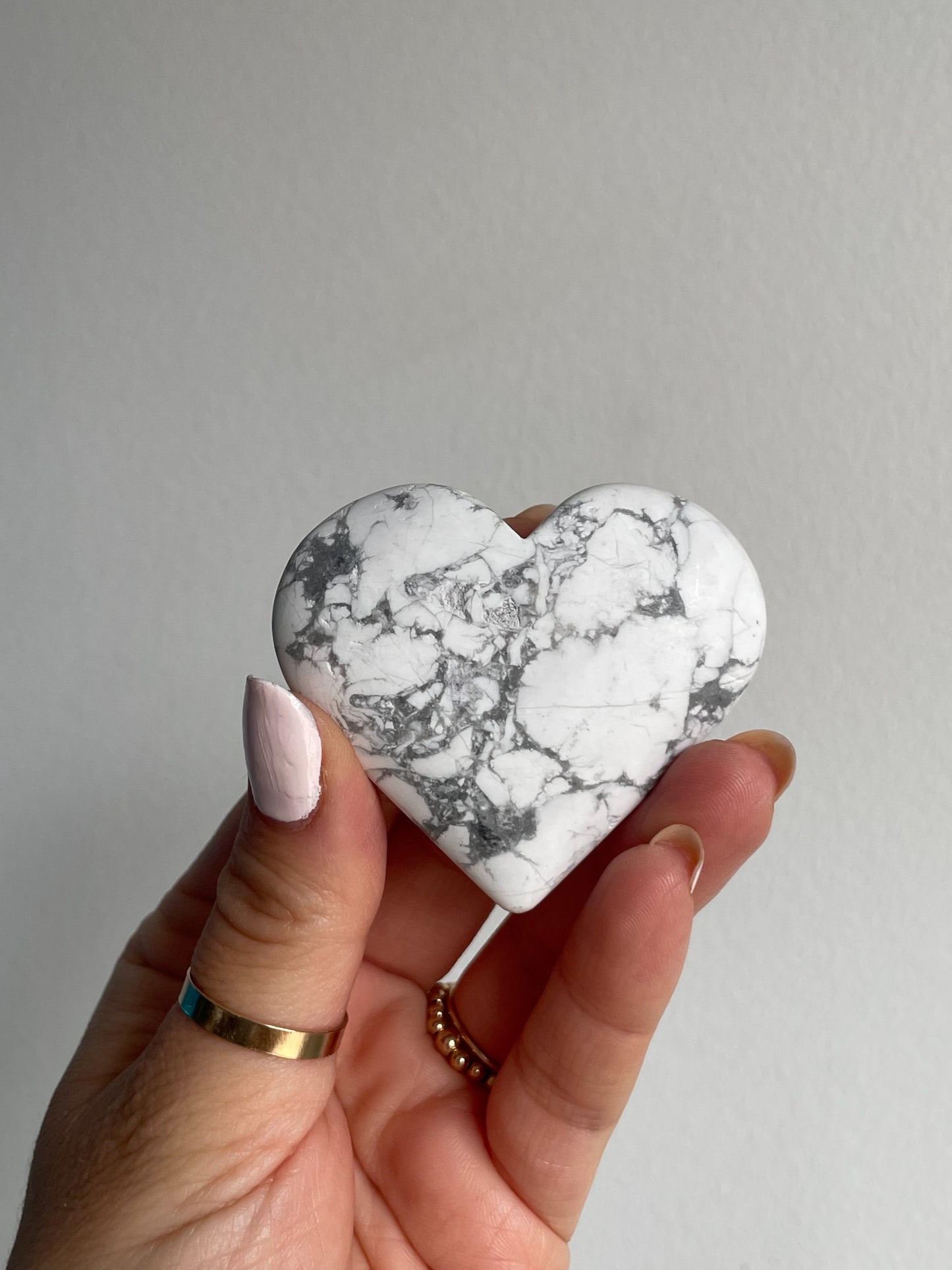 GEMSTONE HEART - HOWLITE